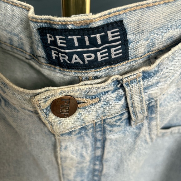 Vintage High-Rise Light Wash Mom Jeans - Picture 4 of 8